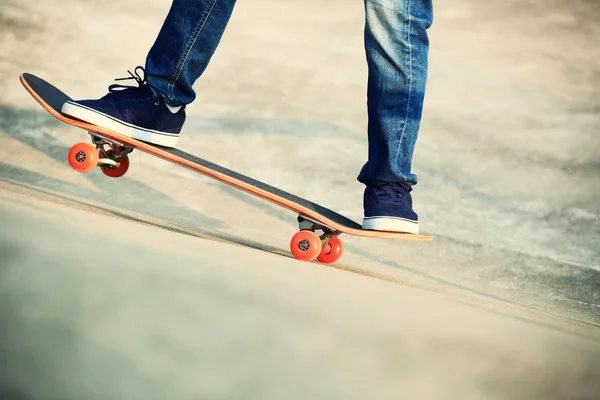 Skateboarder beoefenen op de helling — Stockfoto