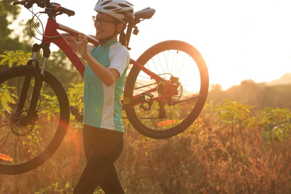 Ung Kvinna Cyklist Bär Hennes Mountainbike Sunrise Trail — Stockfoto