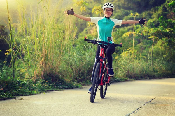 女性自転車マウンテン バイク — ストック写真