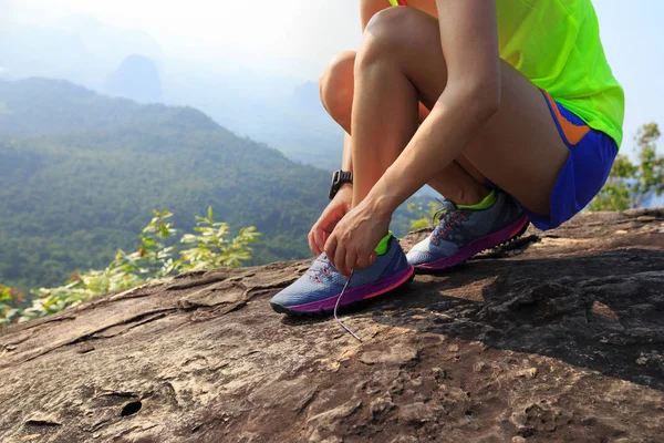 Молодая Спортсменка Бегает Трассе Завязывая Шнурки Вершине Горы — стоковое фото