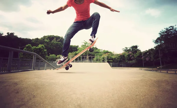 Νεαρή Γυναίκα Skateboarder Σκέιτμπορντ Στο Skatepark — Φωτογραφία Αρχείου