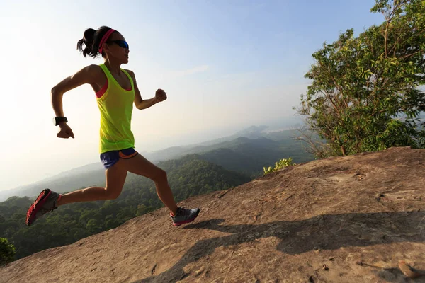 Young Woman Running Mountain Top — Stock Photo, Image