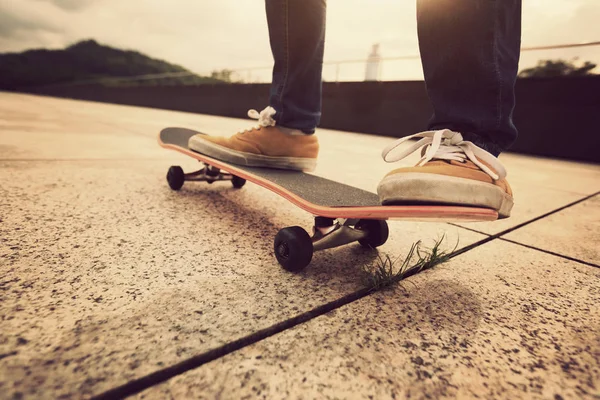 Woman Practicing Skateboard Sunrise City — Stock Photo, Image