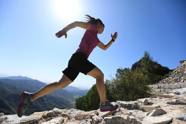 Νεαρή γυναίκα τρέχει στο βουνό — Φωτογραφία Αρχείου