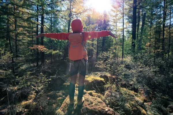 Vrouw in herfstbos — Stockfoto