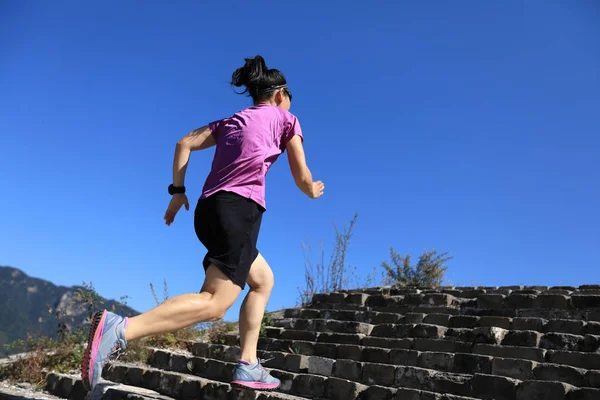 Fiatal nő hegyi futás — Stock Fotó