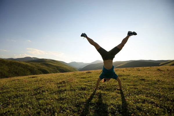 Mujer joven haciendo handstand — Foto de Stock