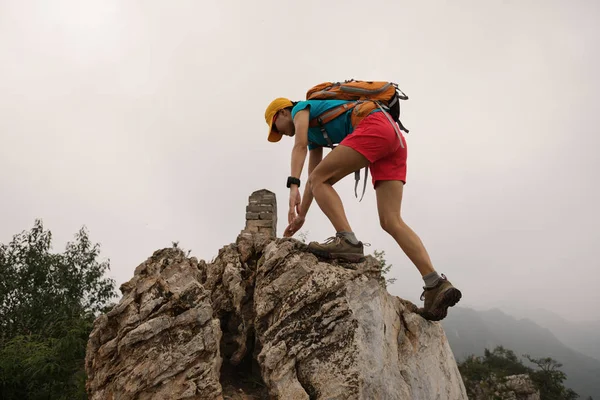 Jovem mulher escalando na montanha — Fotografia de Stock