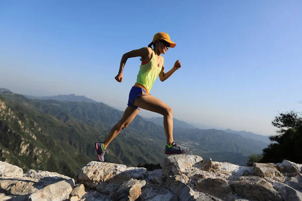 Молодая Спортсменка Бегущая Большой Стене Вершине Горы — стоковое фото
