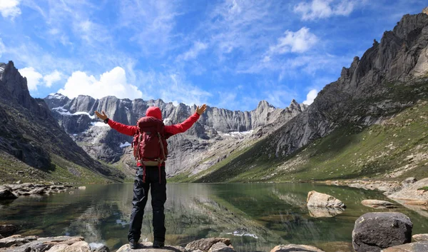 Mladá žena, Turistika v horách — Stock fotografie