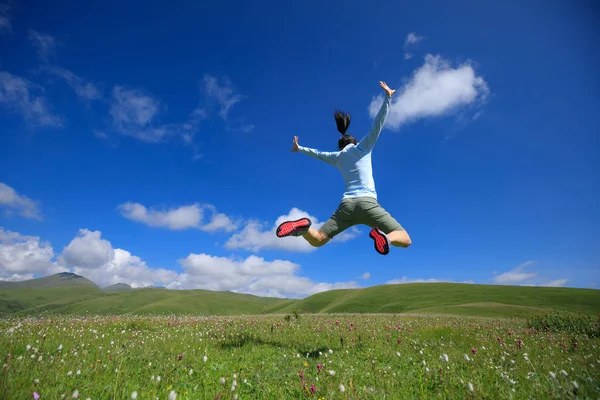 Mujer Saltando Divirtiéndose Una Montaña Pradera Pico — Foto de Stock