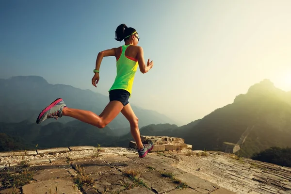 万里の長城で走っている女性 — ストック写真