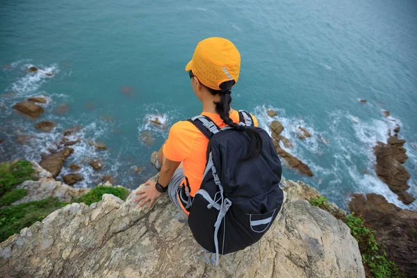 Mulher desfrutando de vista sobre penhasco à beira-mar — Fotografia de Stock