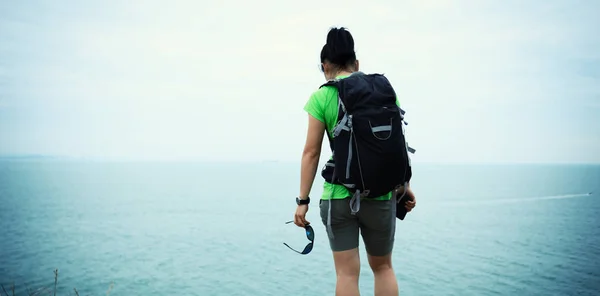 Femme jouissant d'une vue sur la falaise bord de mer — Photo