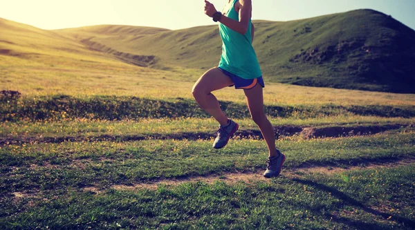 草原の道で走っている女性 — ストック写真