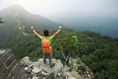 Çin Seddi üzerinde Kollarını açarak genç kadın uzun yürüyüşe çıkan kimse
