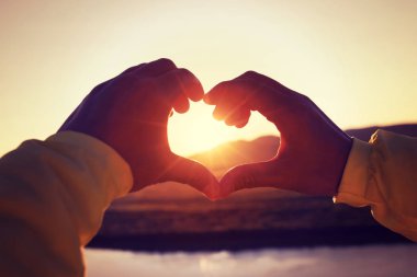 Kalp şeklinde işaret yapma eller