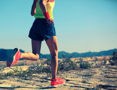 Dağda çalışan genç kadın 