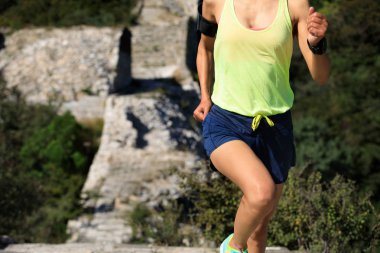 Dağda çalışan genç kadın 