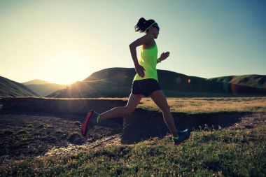 çayır üzerinde çalışan genç kadın 