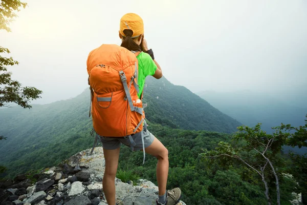 Young Woman Hiker Taking Photo Top Mountain — Stock Photo, Image