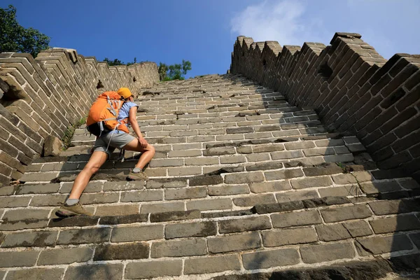 Woman Tourist Climbing Top Great Wall — Stock Photo, Image