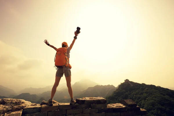 Junge Touristin am Berg — Stockfoto