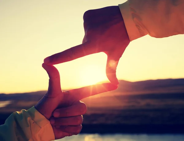 Руки Людини Роблять Знак Рами Над Небом Заходу Сонця — стокове фото