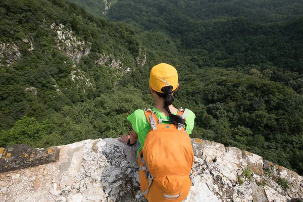 Mulher Jovem Mochileiro Apreciando Vista Enquanto Sentado Topo Montanha — Fotografia de Stock