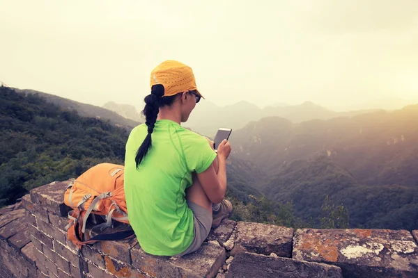 Kobieta Hiker Pomocą Smartfona Szczycie Góry — Zdjęcie stockowe