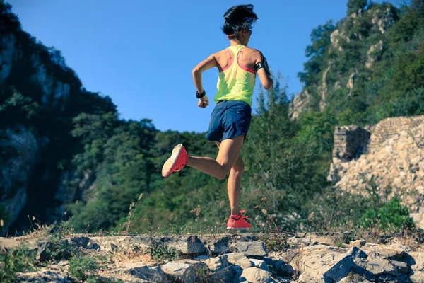 A hegyi futó nő — Stock Fotó