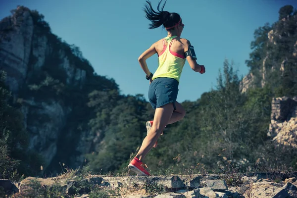 Donna che corre in montagna — Foto Stock