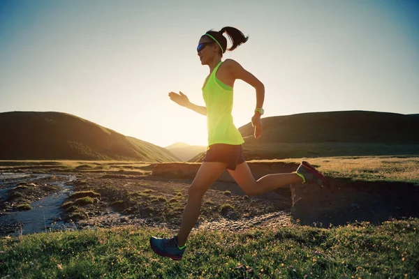 Young woman running on meadow — Stock Photo, Image