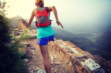 çalışan genç bir kadın