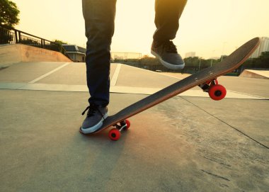 kaykaycı skatepark içinde pratik
