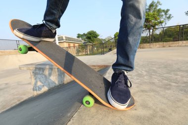 kaykaycı skatepark içinde pratik