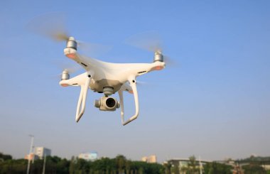 Mavi gökyüzü karşı havada uçan uçak