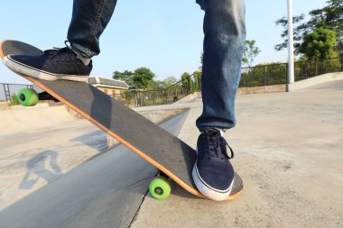 kaykaycı skatepark içinde pratik