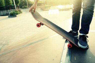 rampa üzerinde pratik kaykaycı  