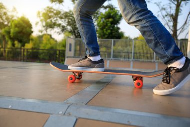 rampa üzerinde pratik kaykaycı  