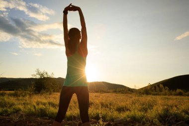 gün batımı orman iz iz runner kadın germe silah önce çalıştırmak