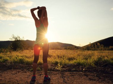 gün batımı orman iz iz runner kadın germe silah önce çalıştırmak