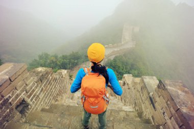 büyük duvar'ın üstüne genç kadın