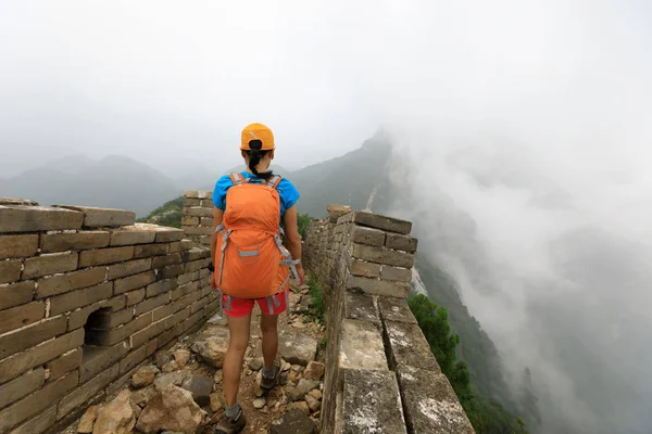 Young Woman Hiking Top Mountain — Stock Photo, Image