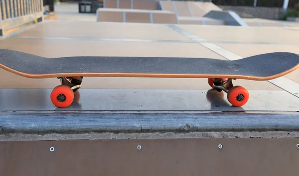 Planche Roulettes Sur Rampe Skatepark Vue Rapprochée — Photo