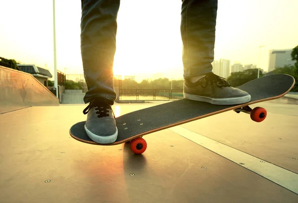 Скейтбордист практикуется на рампе — стоковое фото