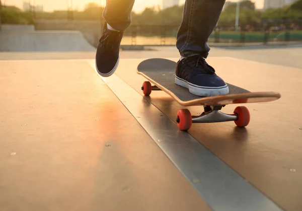 Skateboardista cvičí na rampě — Stock fotografie