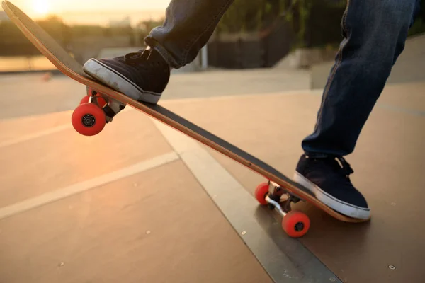 Skateboarder pratiquant sur rampe — Photo