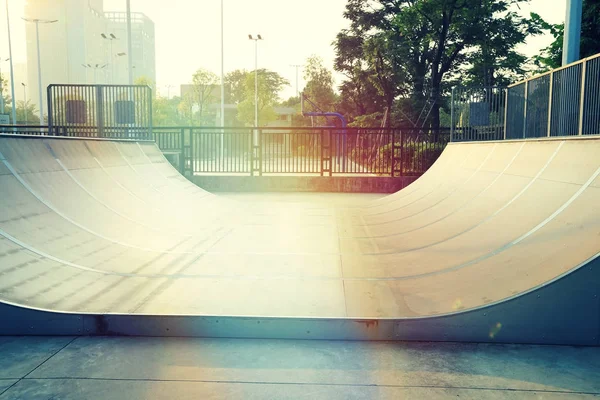 Rampa de skatepark vazia — Fotografia de Stock