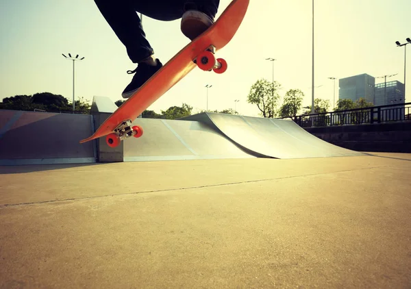 Skateboarder praticare in skatepark — Foto Stock